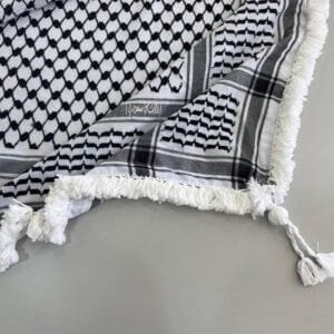 شماغ باللونين الأبيض والأسود مع هدب يدوي سفلي