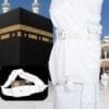 حزام إحرام أبيض للحج والعمرة ملفوف على لباس الإحرام