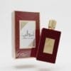 زجاجة عطر أميرة العرب باللون الأحمر الداكن مع علبة المنتج الذهبية والحمراء